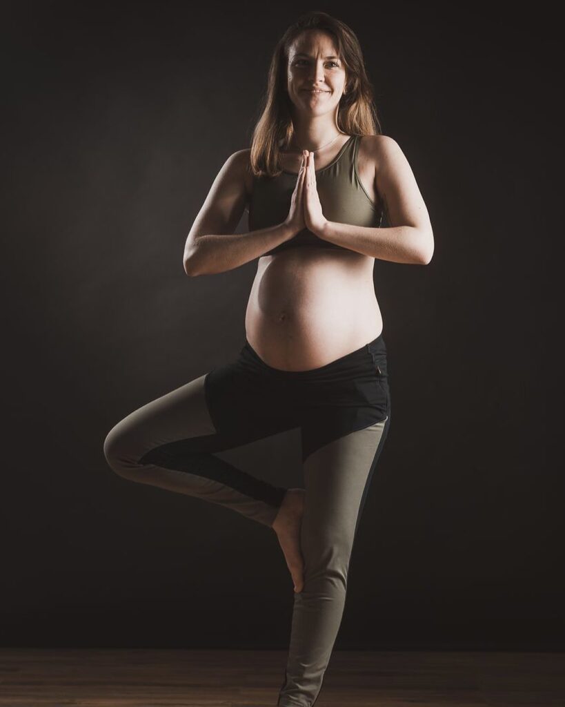 Maya enceinte en train de faire une position de yoga
